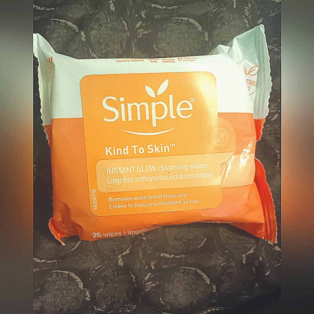 Simple Kind to Skin Instant Glow Cleansing Wipes.